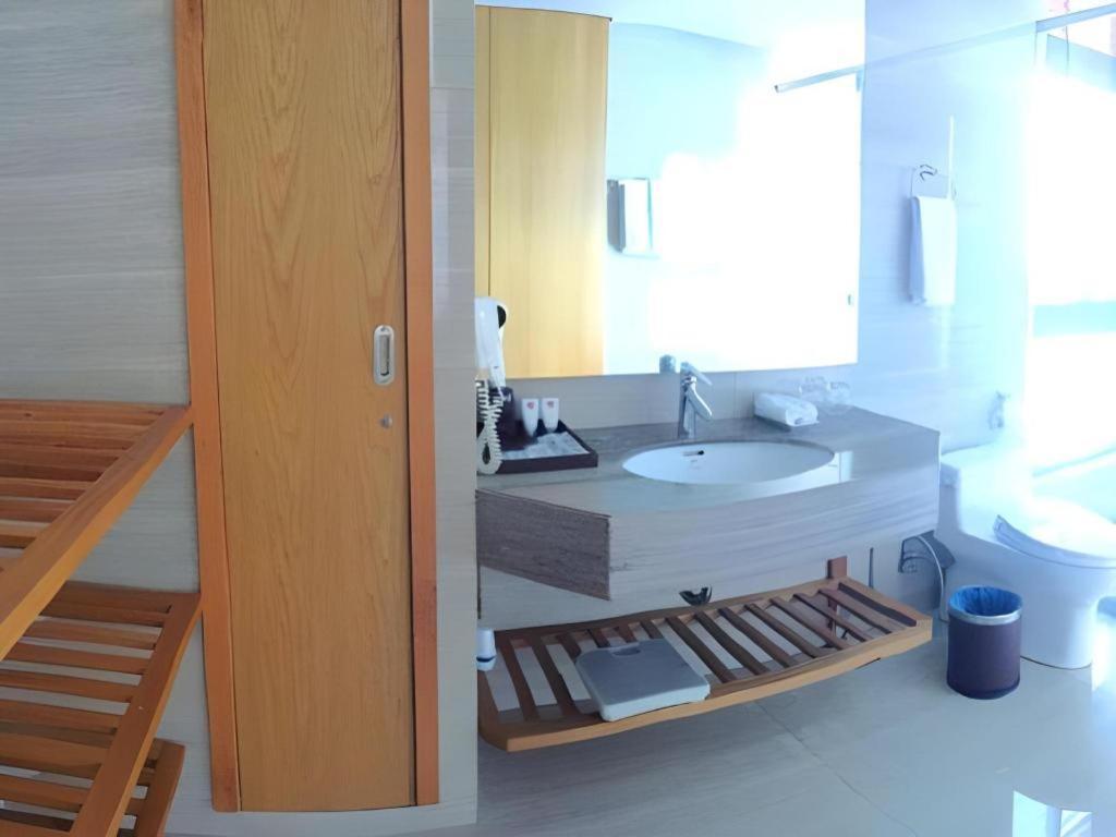 Iris Hotel Кантхо Екстер'єр фото